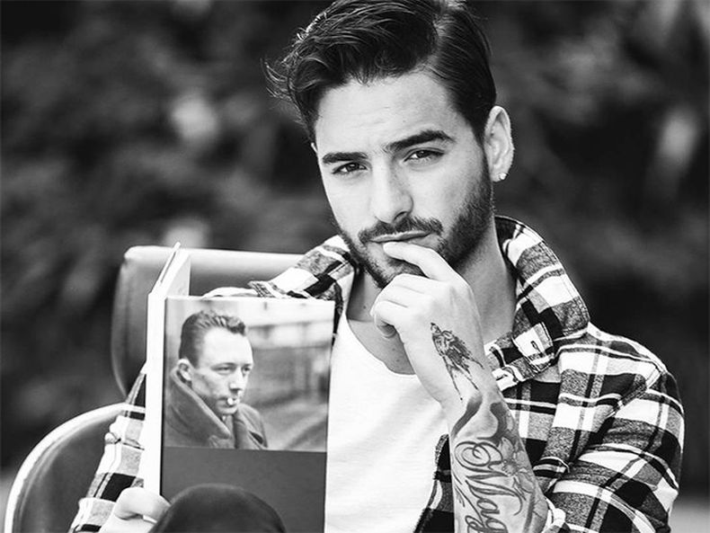 Maluma leyendo Camus_PLYIMA20170711_0006_1.jpg