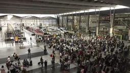 España facilitará a extranjeros estudiar y trabajar hasta por 30 horas semanales tras lanzar nuevo reglamento