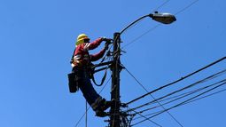 Tras cortes masivos y demoras en reposición: Gobierno evalúa reforma en distribución eléctrica