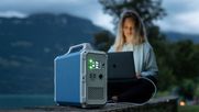 Mujer utiliza energía solar para cargar su computador.