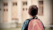 Imagen de un niño de espaldas con una mochila&nbsp;