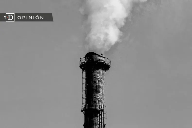 16868 imagen de una chimenea industrial echando humo.webp