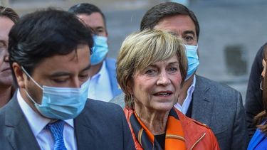 Carter advierte a Matthei por aspiraciones presidenciales: Esto no es concurso de belleza