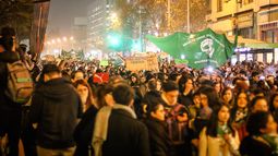 Gobierno rechaza agresiones a mujeres en marcha por aborto legal y FA los emplaza a condenarlo públicamente
