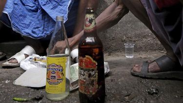 Más de 100 personas murieron en India el último fin de semana por beber alcohol adulterado
