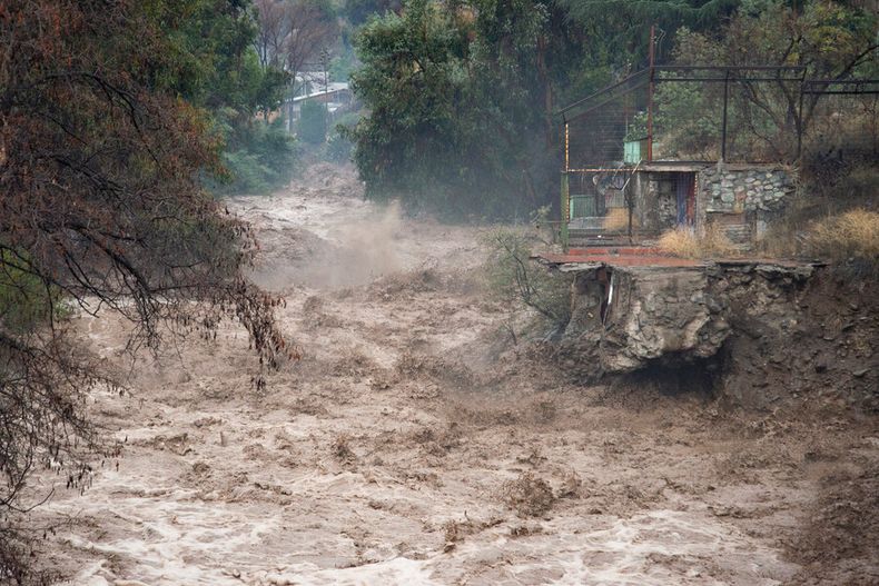 Desborde del rio Mapocho en Lo Barnechea Agencia Uno.jpg.jpg