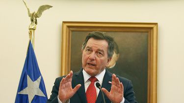 REDES| El peor Canciller de la historia: Redes destrozan labor de Roberto Ampuero y critican obsesión excesiva con Bachelet