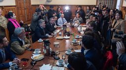 Oposición se reúne para aunar criterios contra la megarreforma del gobierno de Kast - Agencia Uno