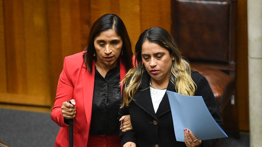 Senadora Fabiola Campillai siendo asistida en el Congreso - Agencia Uno