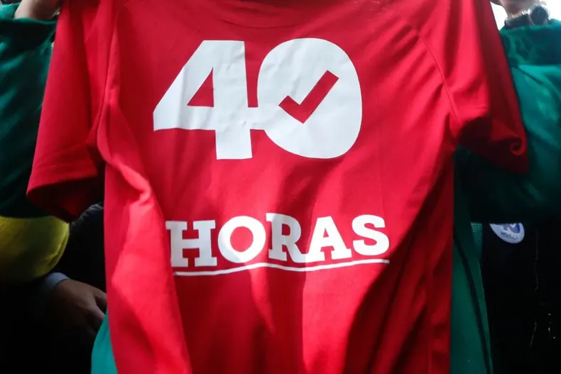 empresa redujo solo 10 minutos diarios en vez de una hora a 11 trabajadores infringiendo ley de 40 horas corte confirmo multa.webp