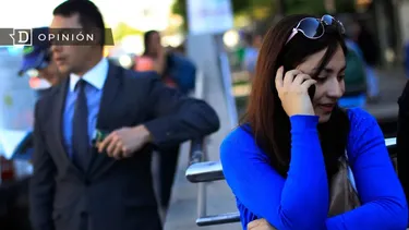 El Desconcierto | 19023 una mujer hablando por telefono.webp