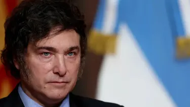 Policía argentina podrá detener y espiar a civiles sin orden judicial tras nuevo decreto firmado por Milei