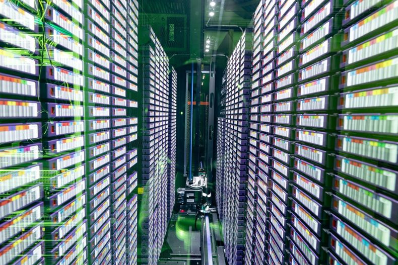 Los data centers se multiplican y Chile vierte energía solar de sobra: baterías, hidrógeno y una nueva línea de transmisión buscan resolverlo antes de 2030.