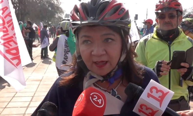 La alcaldesa Claudia Pizarro el fin de semana durante una cicletada por el Aprueo.jpg