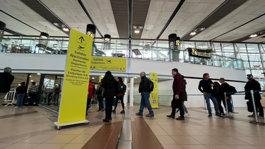 Zanjada discusión de 500 pesos: Tras acuerdo anuncian fin de huelga en Aeropuerto de Santiago