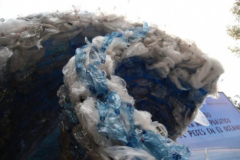 Oceano y plasticos scaled e1699919186805.jpg