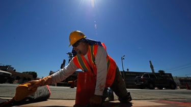 El Desconcierto | ola de calor trabajadores al aire libre e1669132340700.jpg