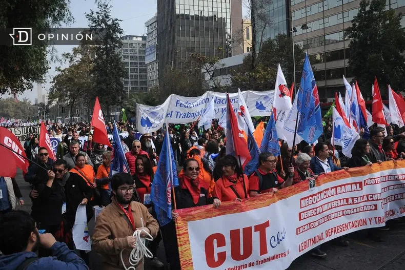 23187 lienzo de la cut en marcha del primero de mayo.webp