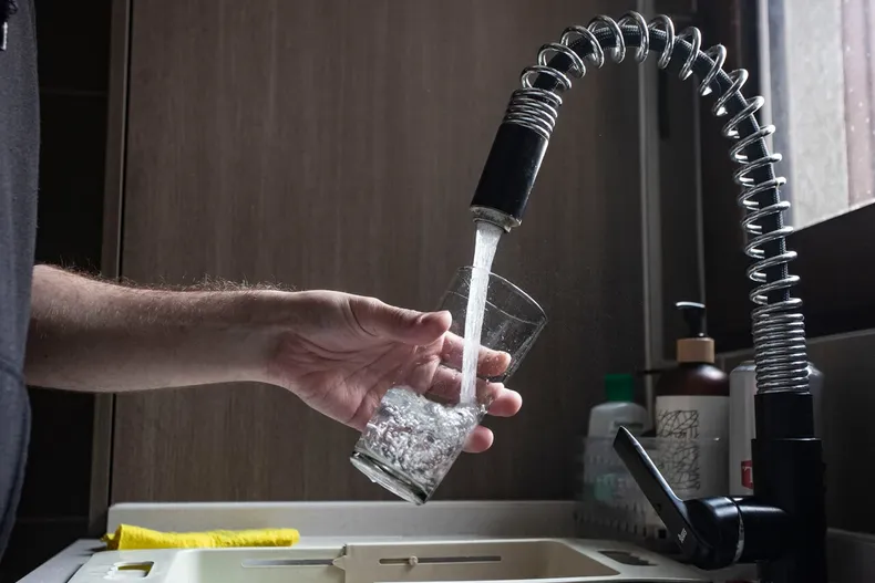 aguas andinas anuncia cortes de suministro en santiago que duraran hasta 12 horas enterate de las comunas y horarios.webp