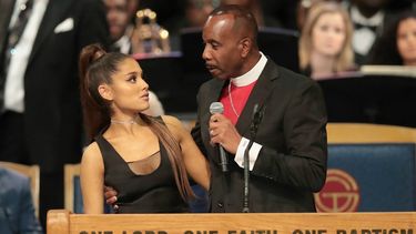 Obispo del funeral de Aretha Franklin pide disculpas tras manosear a Ariana Grande