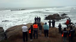 Dramática búsqueda en Canela: Dos pescadores desaparecen tras naufragio en Región de Coquimbo