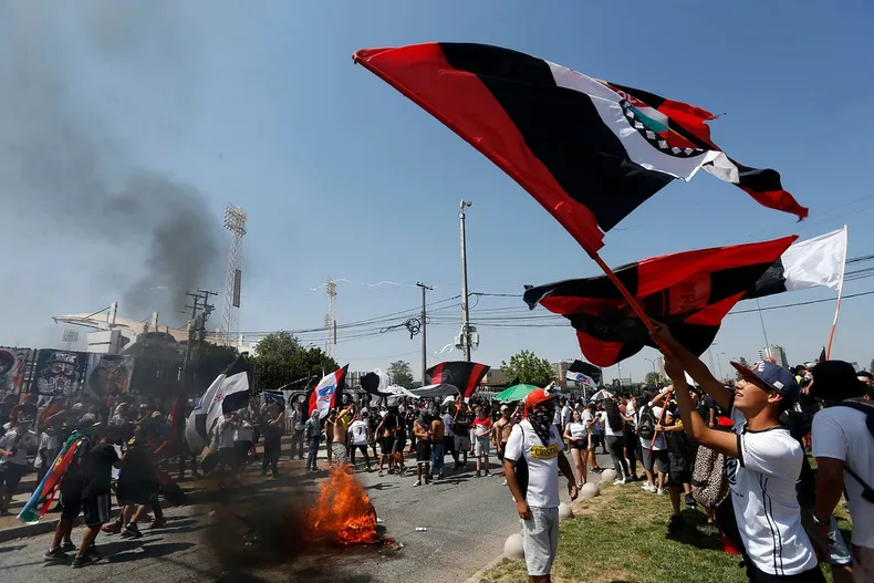 14298 estadio seguro garra blanca.webp