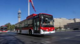 Bus del Transantiago frente a La Moneda / Agencia Uno Bus del Transantiago frente a La Moneda / Agencia Uno