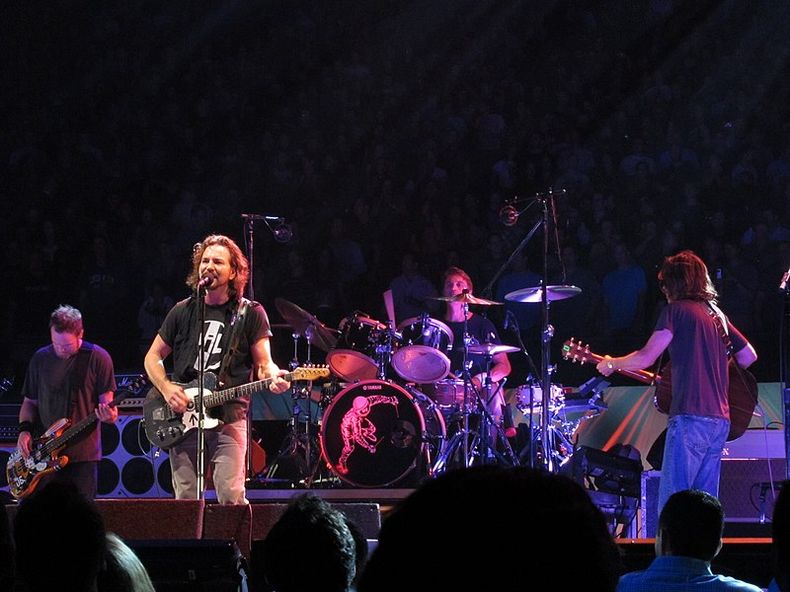 Pearl_Jam_at_Madison_Square_Garden_May_20_2010_13.jpg