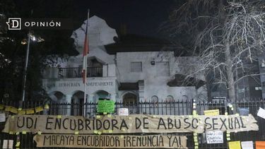 El Desconcierto | 2324 sede de la udi con pancartas pegadas protestando por el caso.jpg