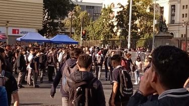VIDEO| Estudiantes del Instituto Nacional se toman la Alameda en su primer día de clases