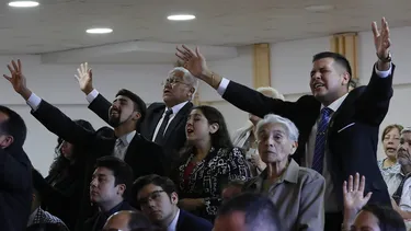 El Desconcierto | con fallo vecina logra bajar volumen de cultos nocturnos de iglesia evangelica  denuncio por 3 anos ruidos molestos.webp