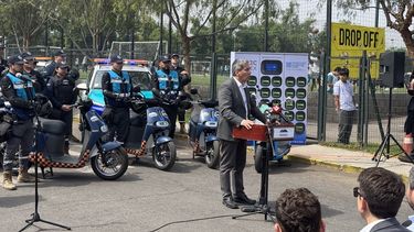 Motos eléctricas y retenes móviles municipales: El plan de seguridad de Peñalolén para combatir la delincuencia