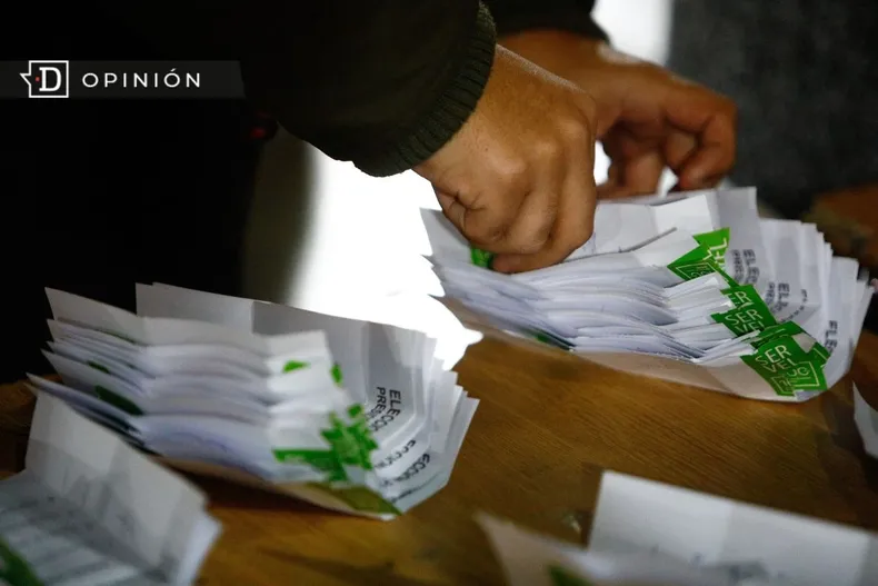 25487 una persona contando votos.webp