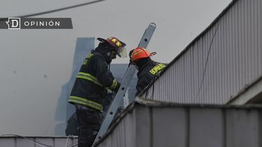 El Desconcierto | 7456 imagen de bomberos trabajando.jpg