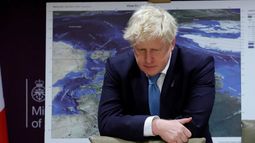 Boris Johnson quiere seguir como primer ministro pese a ola de renuncias en su gobierno
