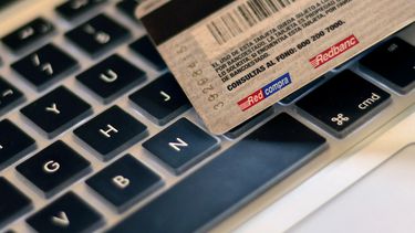 El Desconcierto | evita estafas en fiestas patrias usa tarjetas con chip, pago qr y verifica correos y sitios web.jpg