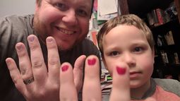 Niño sufrió bullying por pintarse las uñas y la defensa de su padre sacó aplausos: Sé valiente y brilla mucho