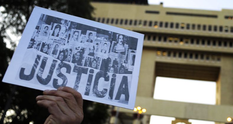 oficial r de la armada se reune con marinos antigolpistas y reconoce violaciones a ddhh.jpg