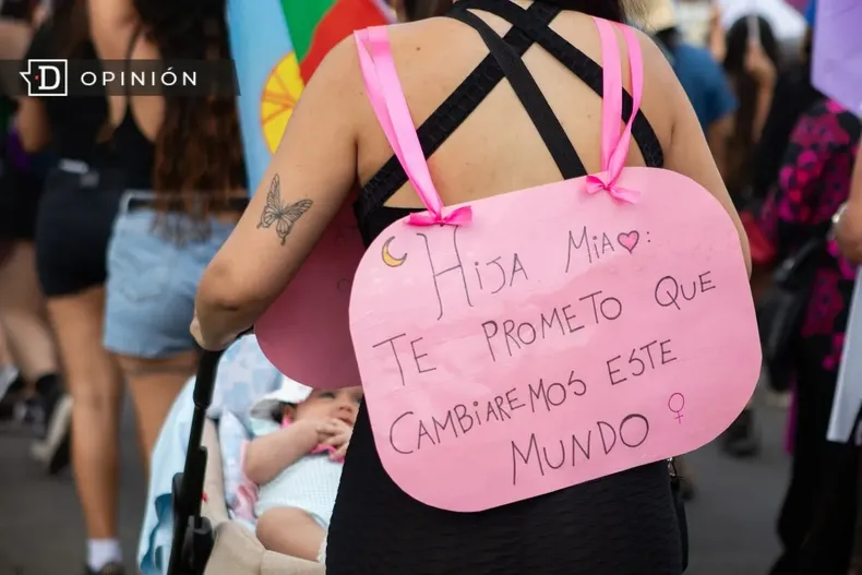 30870 8m mujer marcha con su hija.webp