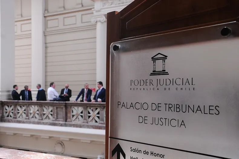 migraciones rechazo residencia a argentino casado con chilena porque tuvo condena  justicia ordena reevaluar caso.webp