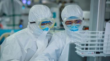 Pandemia en plena investigación: científicos descubren nueva forma de contagio del COVID-19