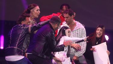 VIDEO| Juanita Parra y Gonzalo Valenzuela soprenden bailando cumbia en la clausura de Viña