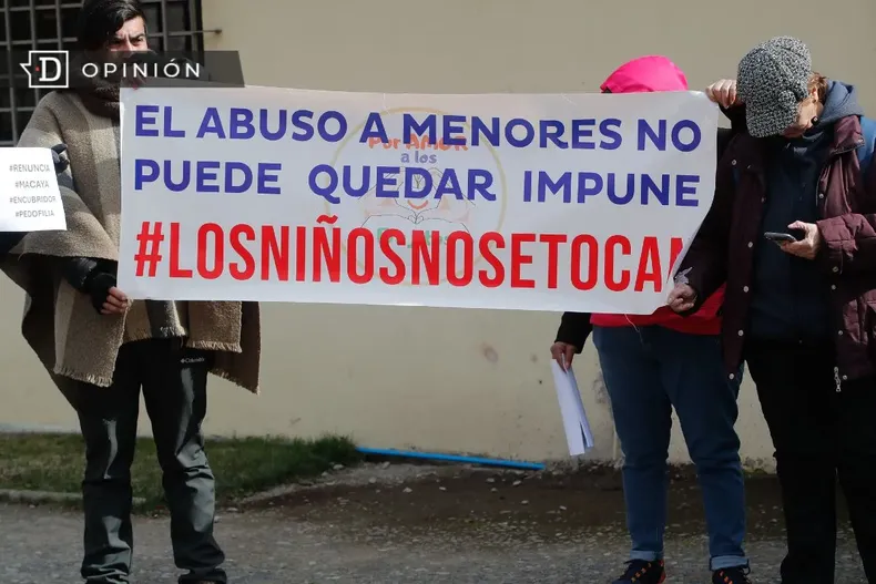 27504 gente con un afiche contra el abuso de menores.webp