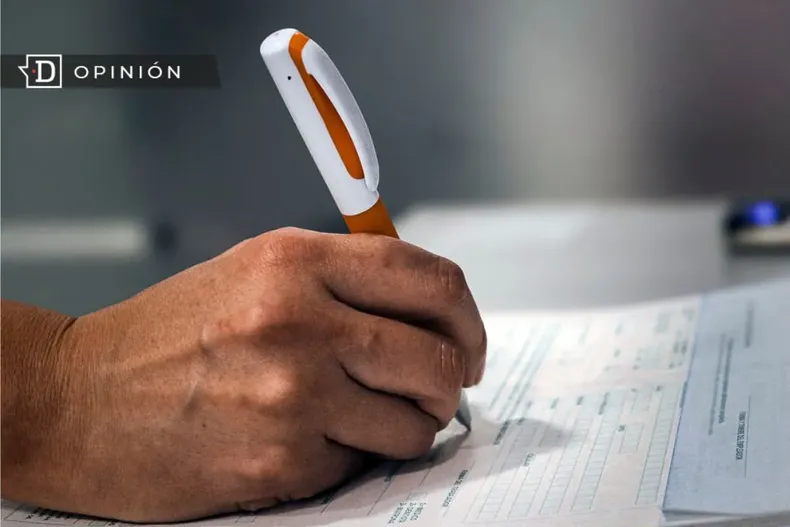 19768 una mano escribiendo en una licencia medica.webp