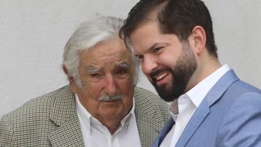 Mujica se reúne con Boric y alude a proceso constituyente: “Un tropezón no es caída”