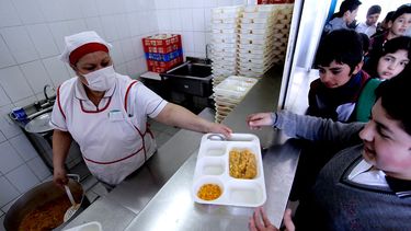 Manipuladoras de alimentos: Junaeb y DT acuerdan medidas para que empresas cumplan obligaciones