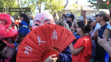 El Desconcierto | 24744 foto de un personaje chino con un abanico con caracteres chi.webp