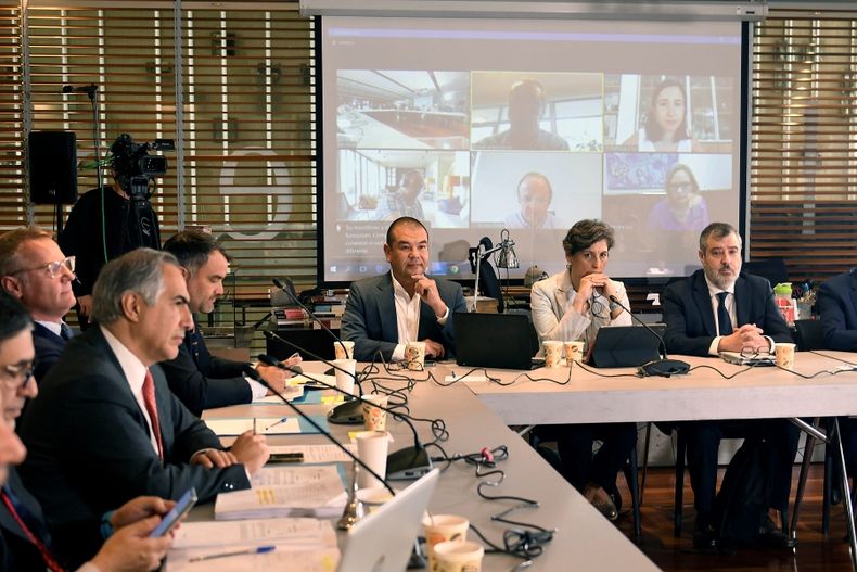 La ministra de Salud Ximena Aguilera junto al superintendente Victor Torres durante un debate la situacion de las isapres tras el fallo de la Corte Suprema.jpg