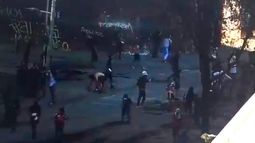 VIDEO| Carabineros detiene a más de 30 integrantes de la “Primera Línea” en Plaza de La Dignidad