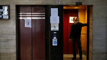 Santiago Centro: Ascensor cae 16 pisos y deja cuatro heridos